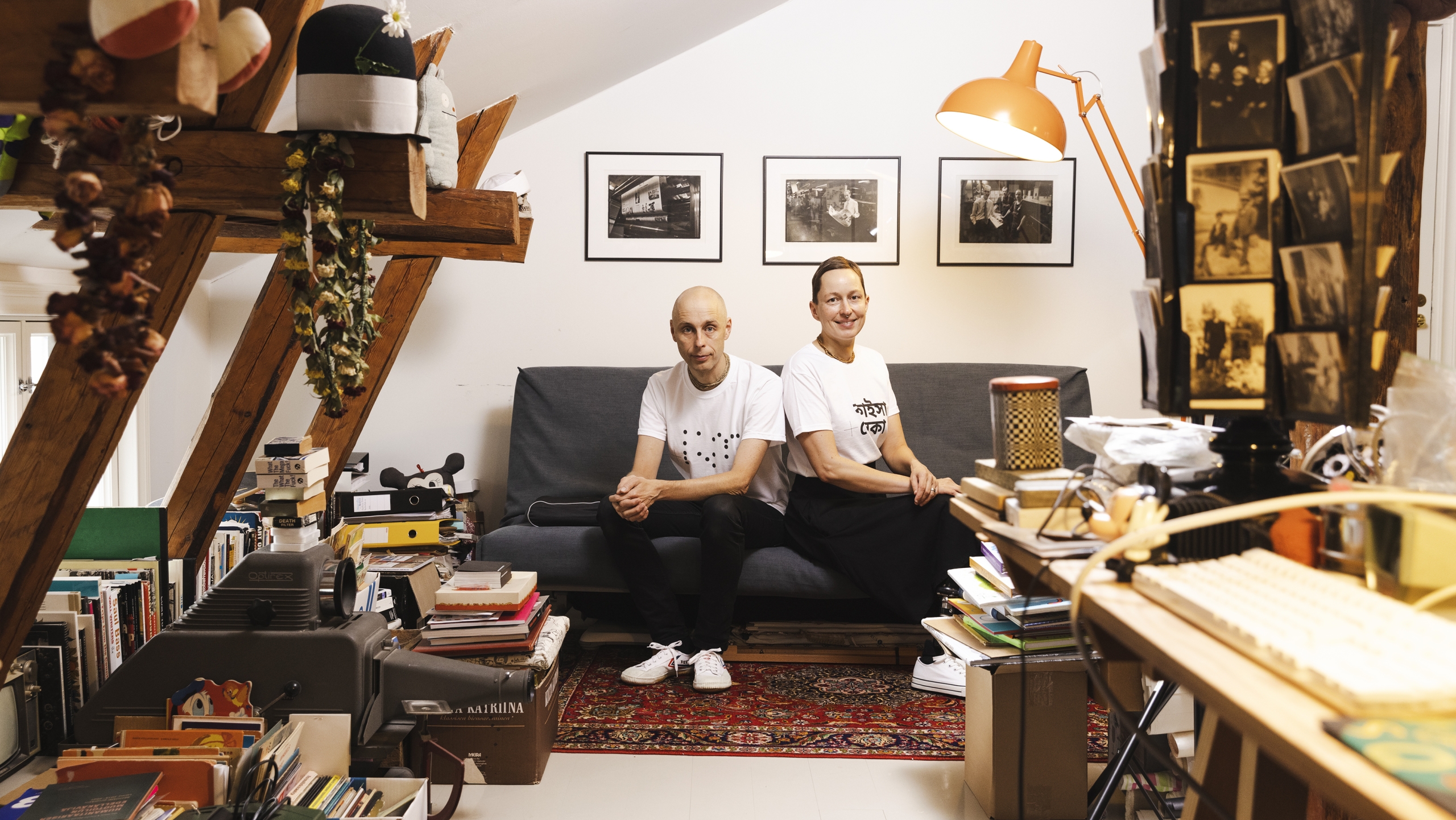 Kaisa ja Christoffer Leka istuvat huoneessa sohvalla, katsovat kameraan.