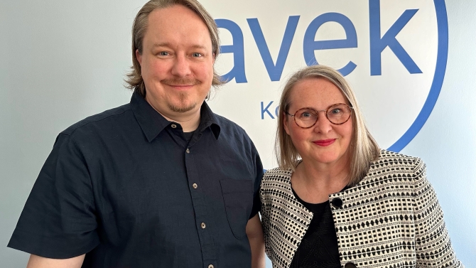 AVEKin tuotantoneuvoja Mikko Peltonen ja johtaja Ulla Simonen. Taustalla seinä, jossa on AVEKin logo.